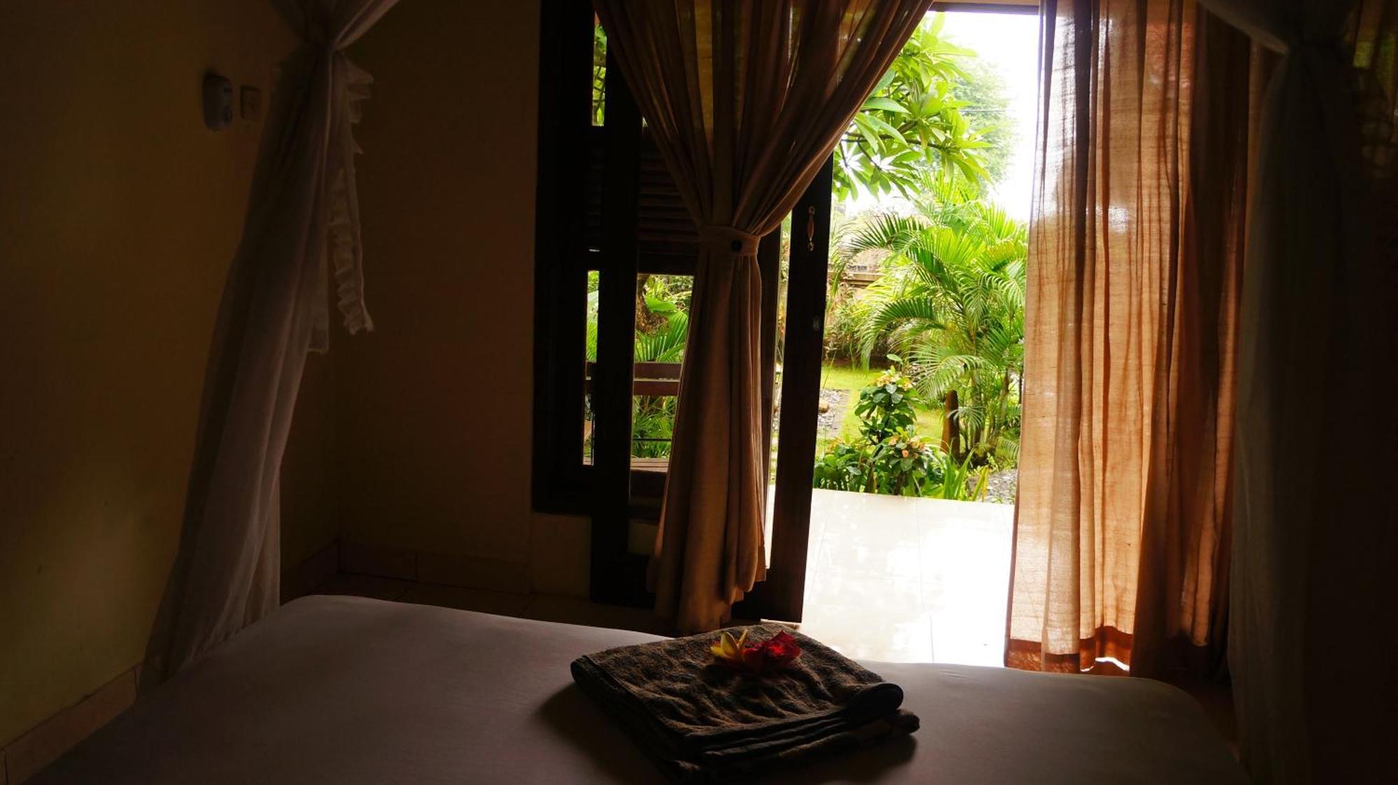 Rumahku Homestay 아메드 외부 사진